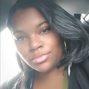 Meet your Posher, Dee dee